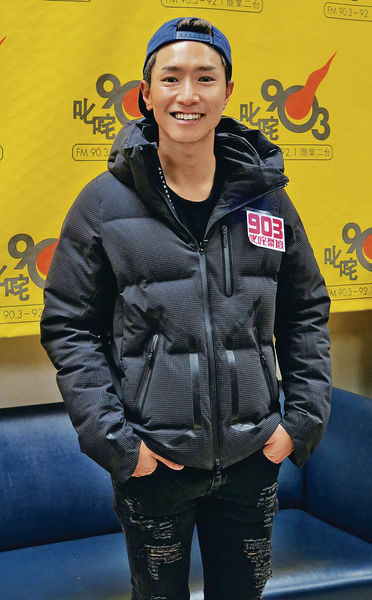 陳柏宇親手摺玫瑰送女友