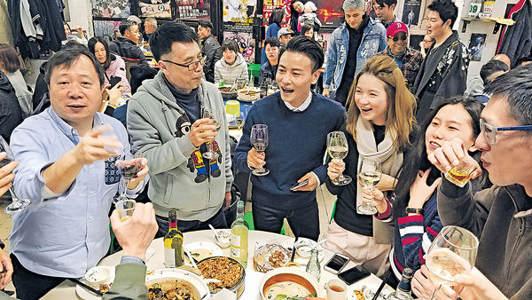 張晉首次去大牌檔慶功