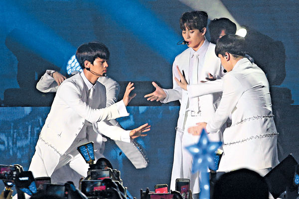 VIXX港騷唱《那些年》冧歌迷