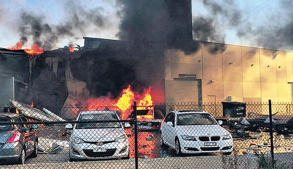 澳小型機墜商場 5人罹難