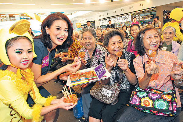愉景新城回收月餅贈基層