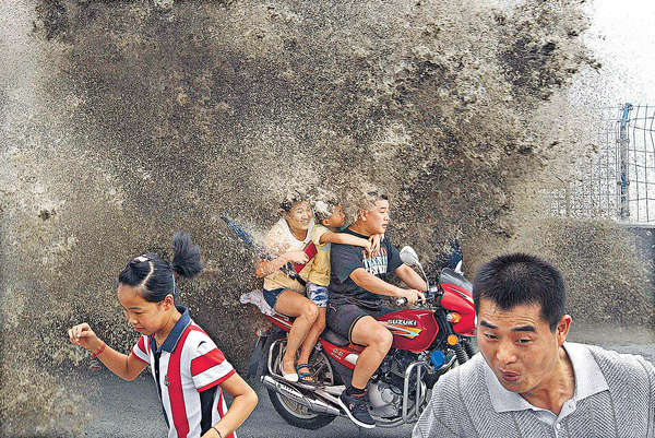錢塘「鬼王潮」掀翻觀潮客