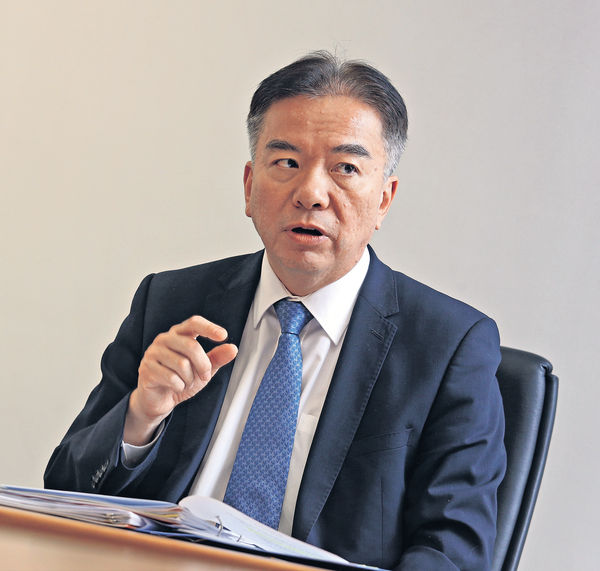 黃友嘉瞓身股票基金 MPF賺近4成