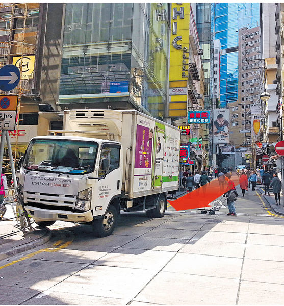 中環鬧市衝落斜 無人駕駛貨車撞途人