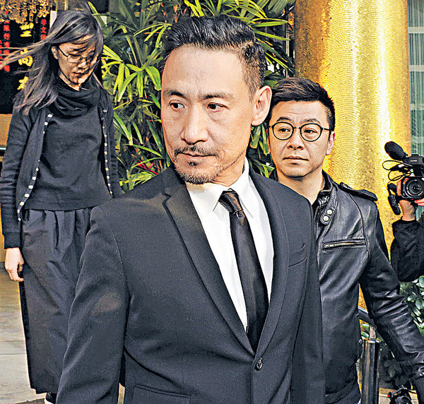 學友為吳婉芳亡夫扶靈