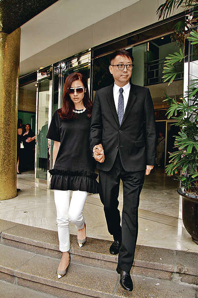 李嘉欣偕夫送別何佐芝