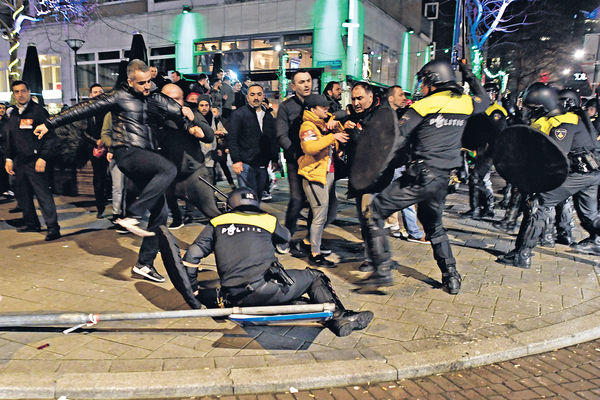 禁宣修憲公投 荷土交惡升級