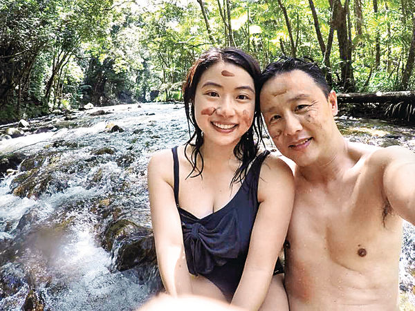鄭敬基偕妻赴澳曬身材