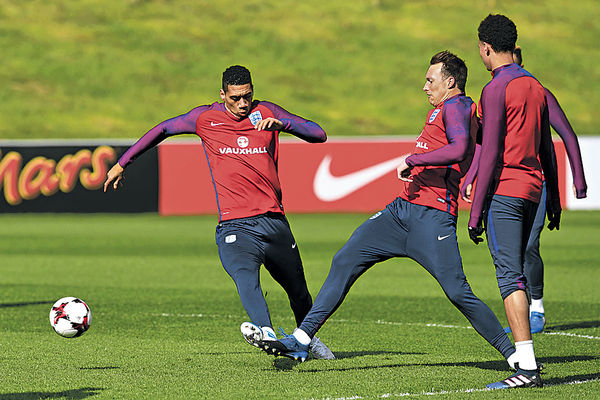 史摩寧「黑腳」 恐累鍾斯收咧