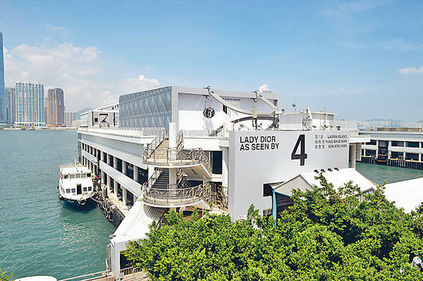 中環四號碼頭 變巨型Dior手袋