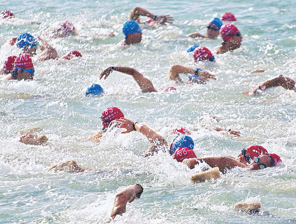 奧運選手與2000健兒同游渡海泳