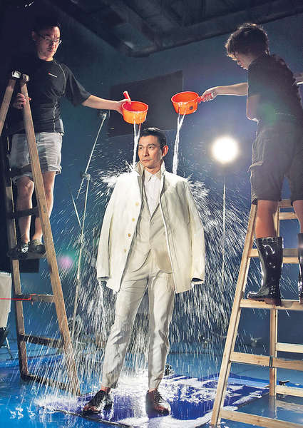 淋足4小時 華仔濕身拍海報