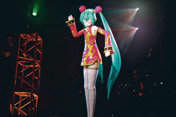 虛擬偶像來港開騷 初音制服誘惑歌迷