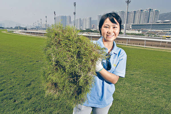 賽馬跑道唯一女生 樂鋪草皮