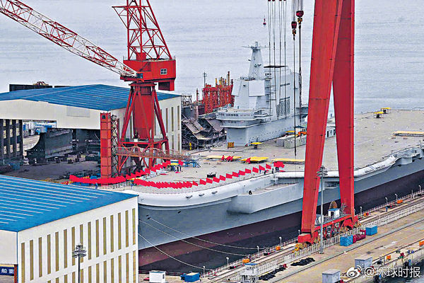 首艘國產航母 甲板掛紅旗