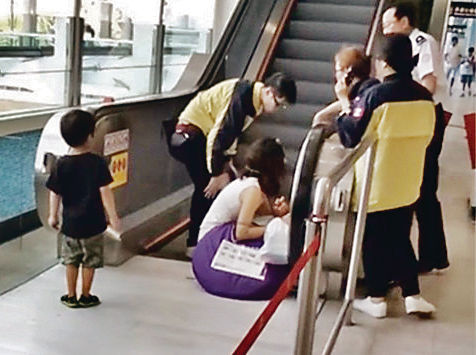 女乘客長裙楔扶手電梯 港鐵職員「剪布」救人