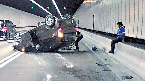 P牌車大欖隧道炒壆反肚