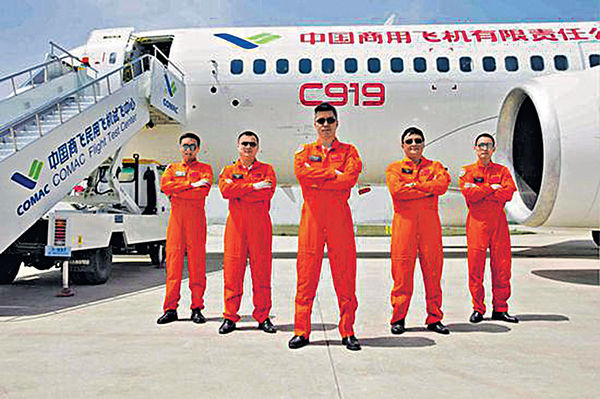 國產客機C919首飛 5人機組亮相