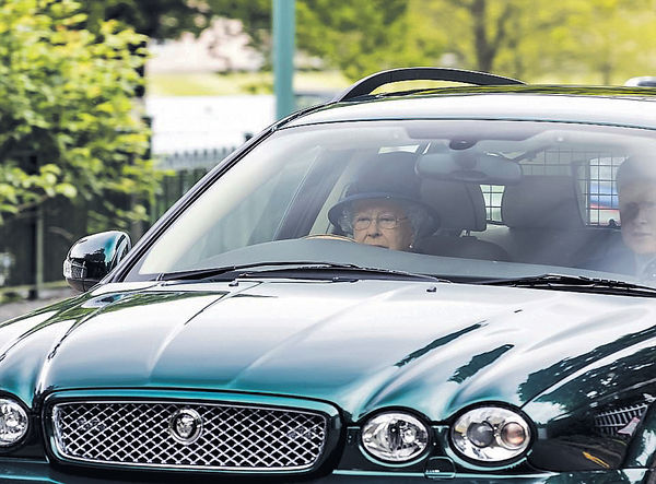 91歲英女皇親駕車顯活力