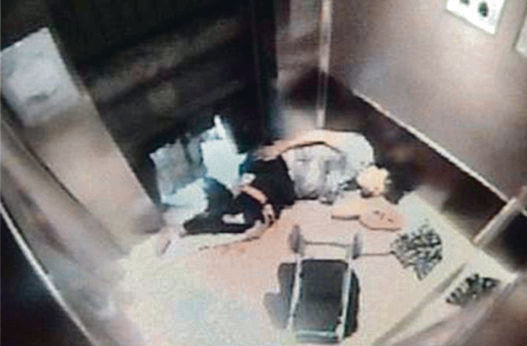 (車立)門夾腳拖行 六旬婦恐要截肢