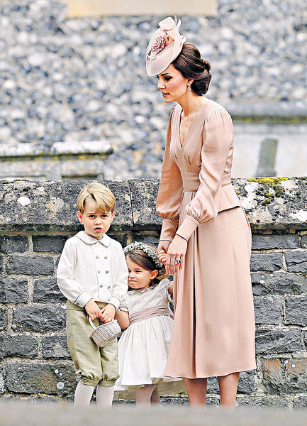 踩中阿姨婚紗 佐治王子被媽媽鬧喊