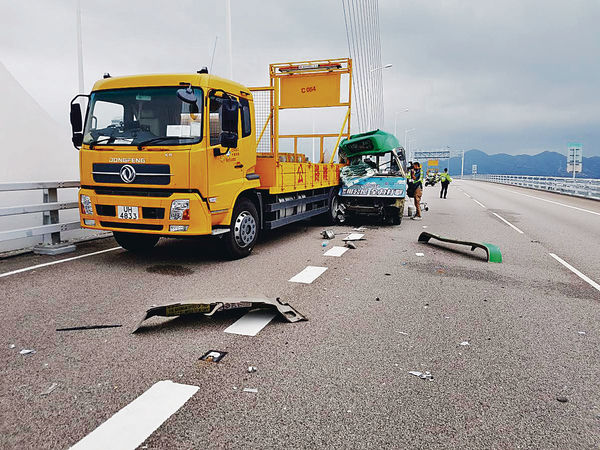 綠Van深圳灣橋撼箭嘴車 司機慘死