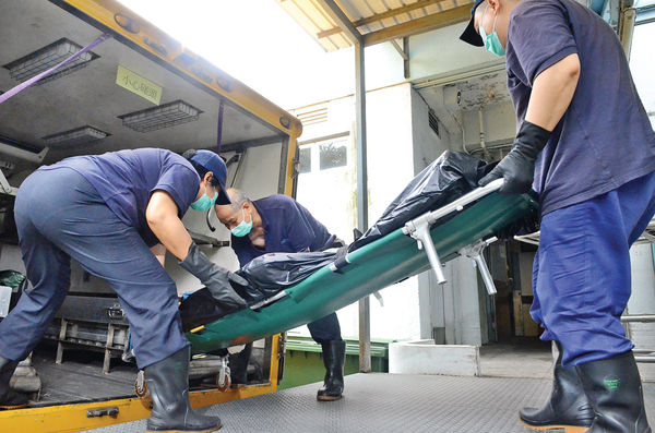 疑遭工程車輾過 港鐵技術員伏屍路軌