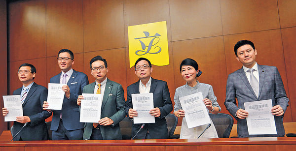 指介入UGL調查嚴重瀆職 28議員動議彈劾梁振英