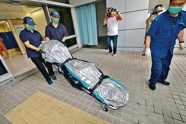 冒雨搶灘 南亞人蛇墮崖亡