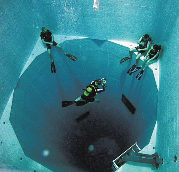 全球最深泳池 35米無底洞