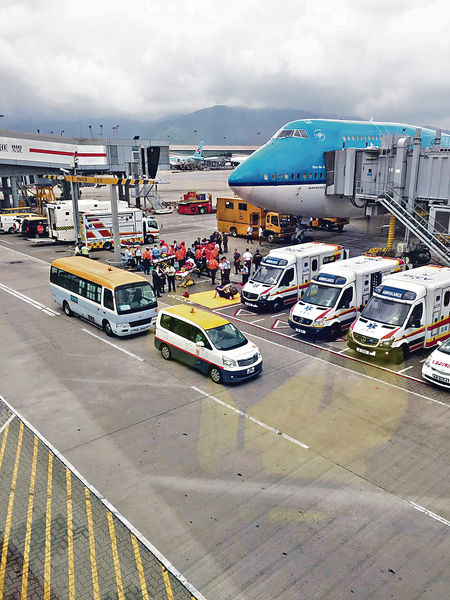 荷蘭來港航機遇氣流9傷 乘客拋起撼天花