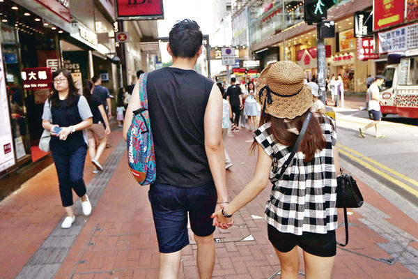 58％選先同居後結婚 港青年生育意願減