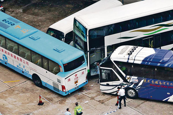 驗車中心旅巴連環撞 壽星仔被夾重傷