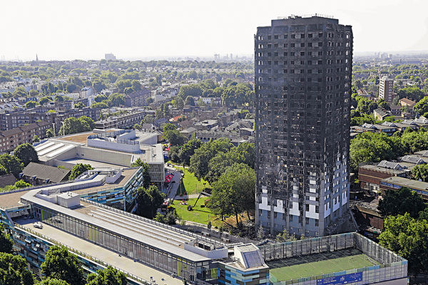 沖天火救熄 恐逾百人死 英倫3萬幢樓陷易燃危機