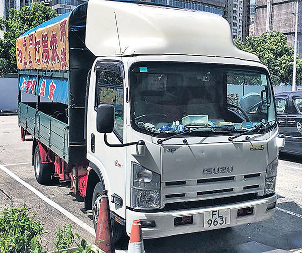 男子捲入車底 20工人合力救