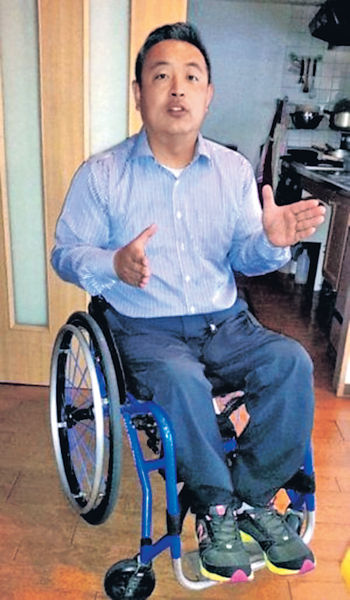 逼輪椅男爬梯登機 香草航空致歉