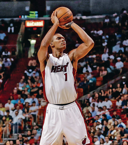 熱火裁保殊 榮休1號球衣