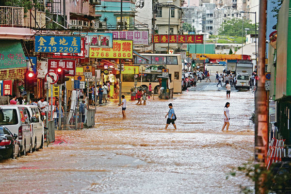 土瓜灣爆水管 馬路變黃河