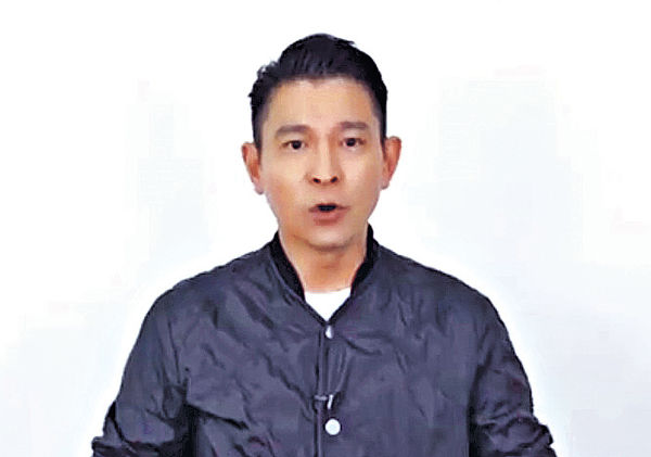 動作靈活康復快 華仔企起身撑《建軍大業》
