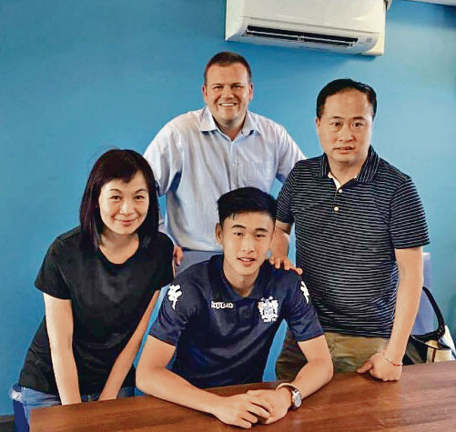 港17歲足球小將 簽約英甲球會3年