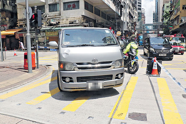 一家3口過馬路 貨Van撞斃拐杖爸