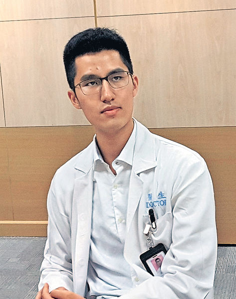 勇救墮海男 靚仔仁醫︰幫人感滿足