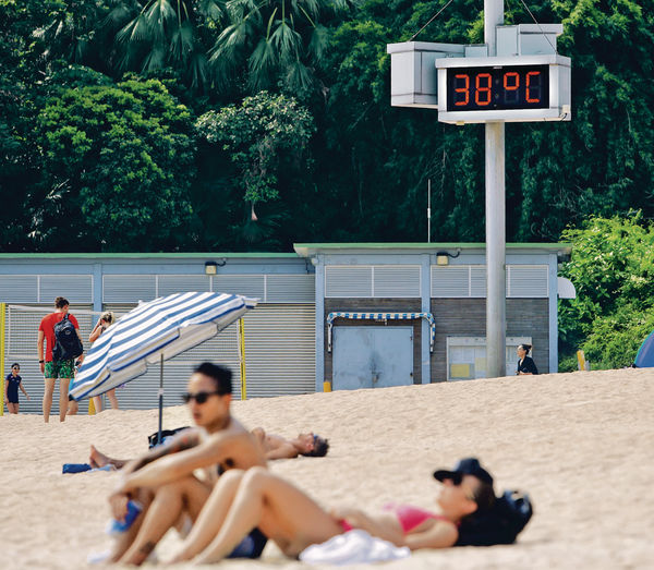 8區逾37℃ 體感如50℃ 熱到爆