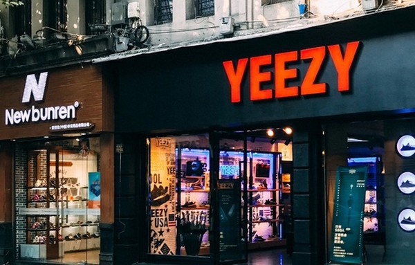 中国首家山寨 yeezy 专门店开业喇