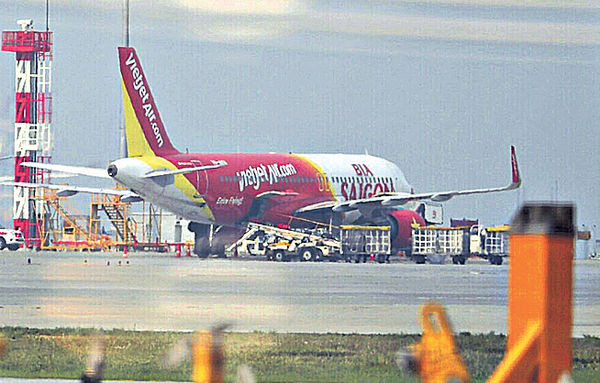 疑行李倉起火 飛越南客機急降