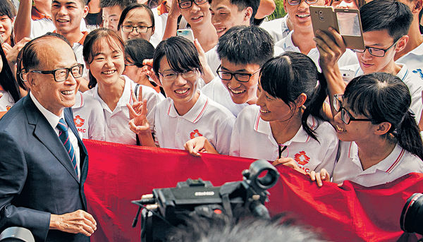 誠哥設$500萬獎學金 懷緬故友沈弼