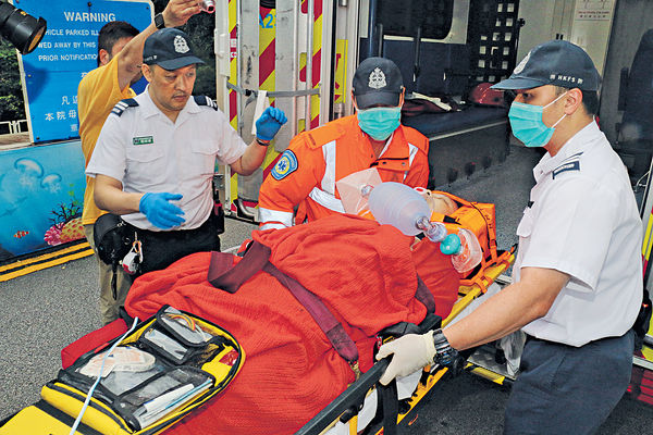 男子抹窗 失足跌死
