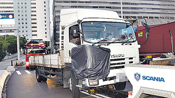 疑未拉手掣 貨車溜後夾死司機