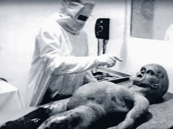 90年代掀全港熱話 《解剖外星人》製片認造假