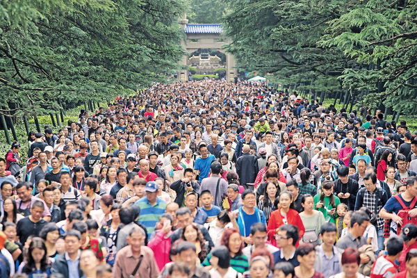 黃金周第2日遊客1.14億 旅遊點人滿為患